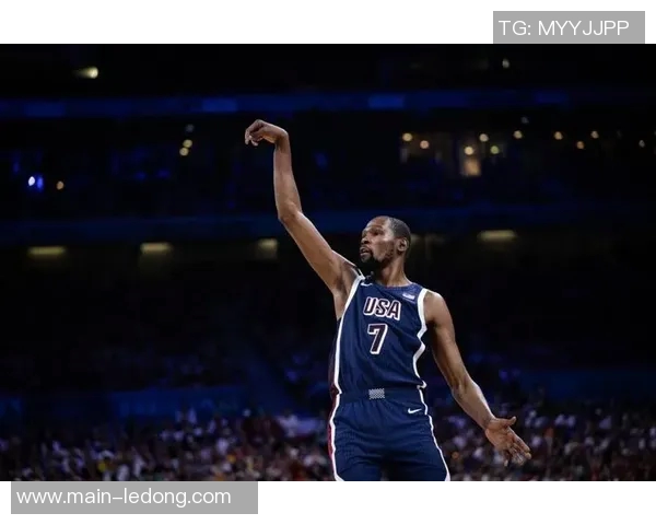 杜兰特苦战上半场表现抢眼砍下全队最高15分助力球队奋战